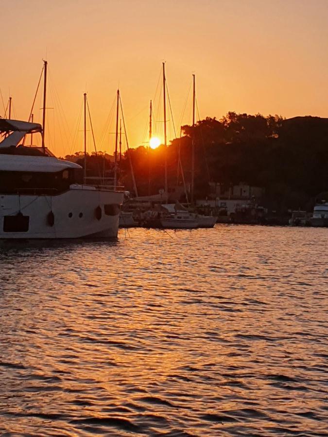 Porquerolles - Nuit Insolite A Bord Du Defi Fou Exterior photo